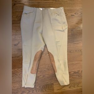 Tailored Sportsman Woman’s Breeches Size 36
Old style and more green than tan